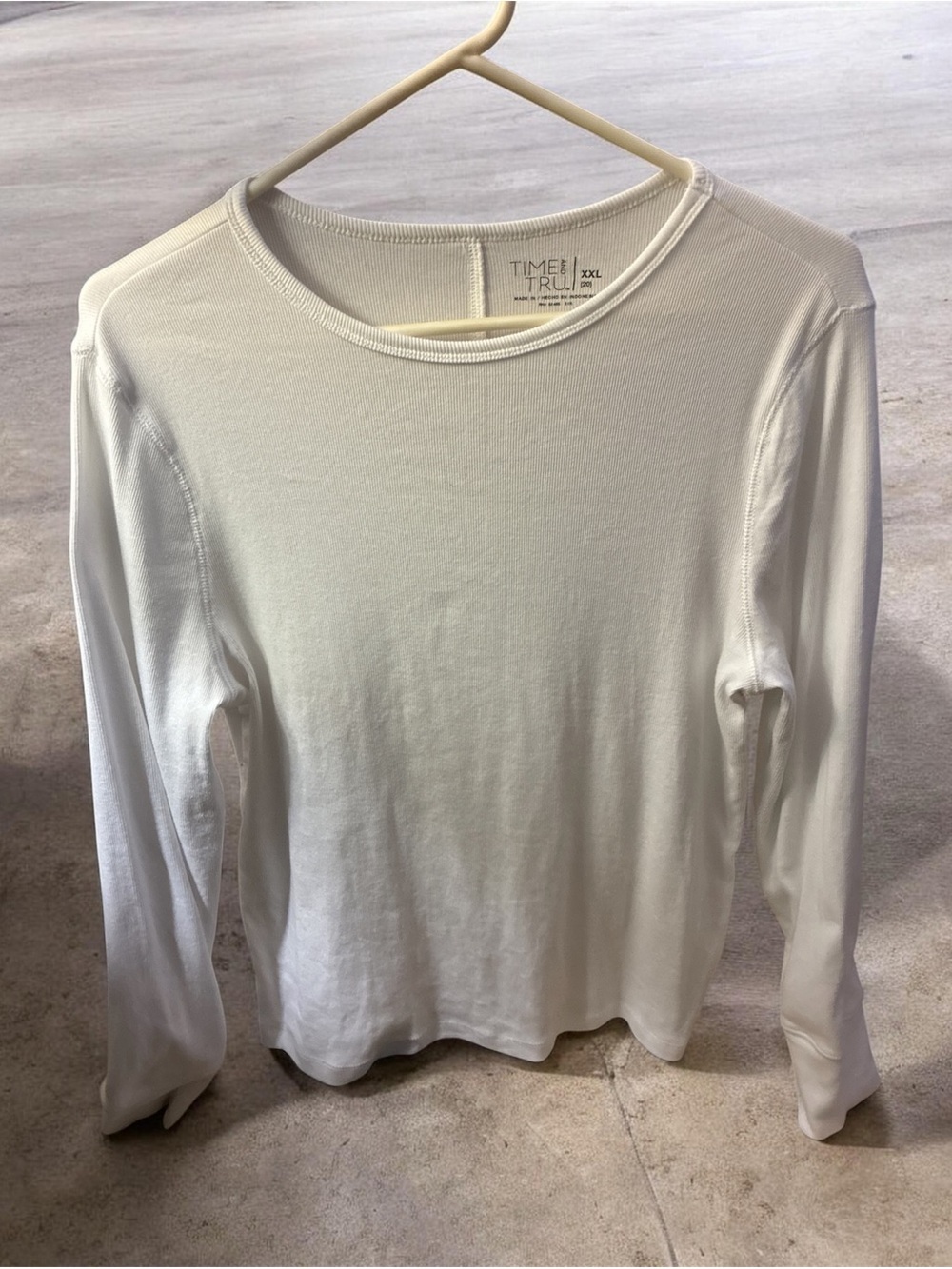 Time and Tru White Long-Sleeve Crew Neck Top